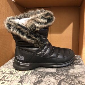 NWT THE NORTH FACE THERMAL BOOTIES